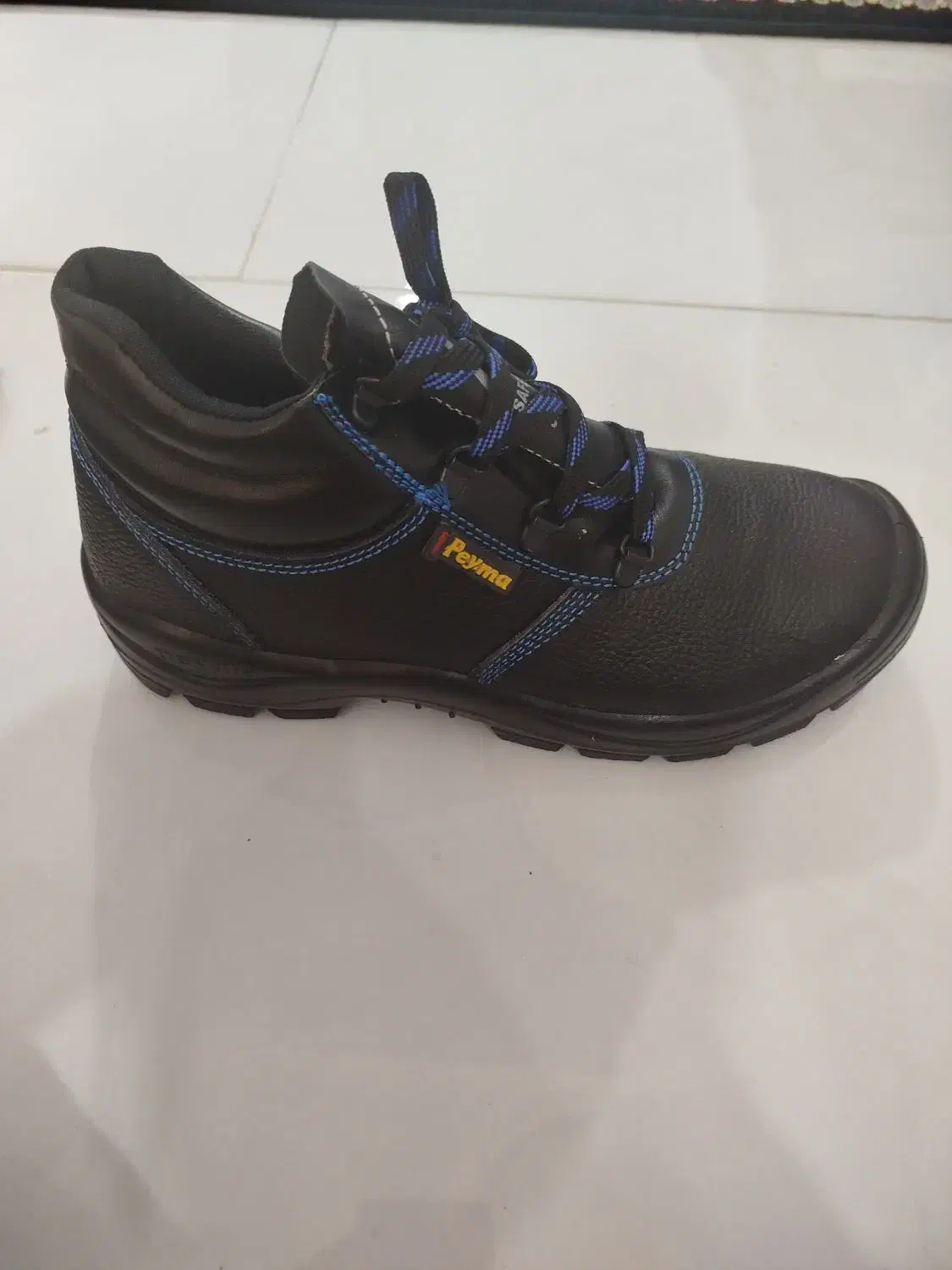 کفش ایمنی|کیف، کفش، کمربند|اندیشه, اندیشه فاز ۱|دیوار