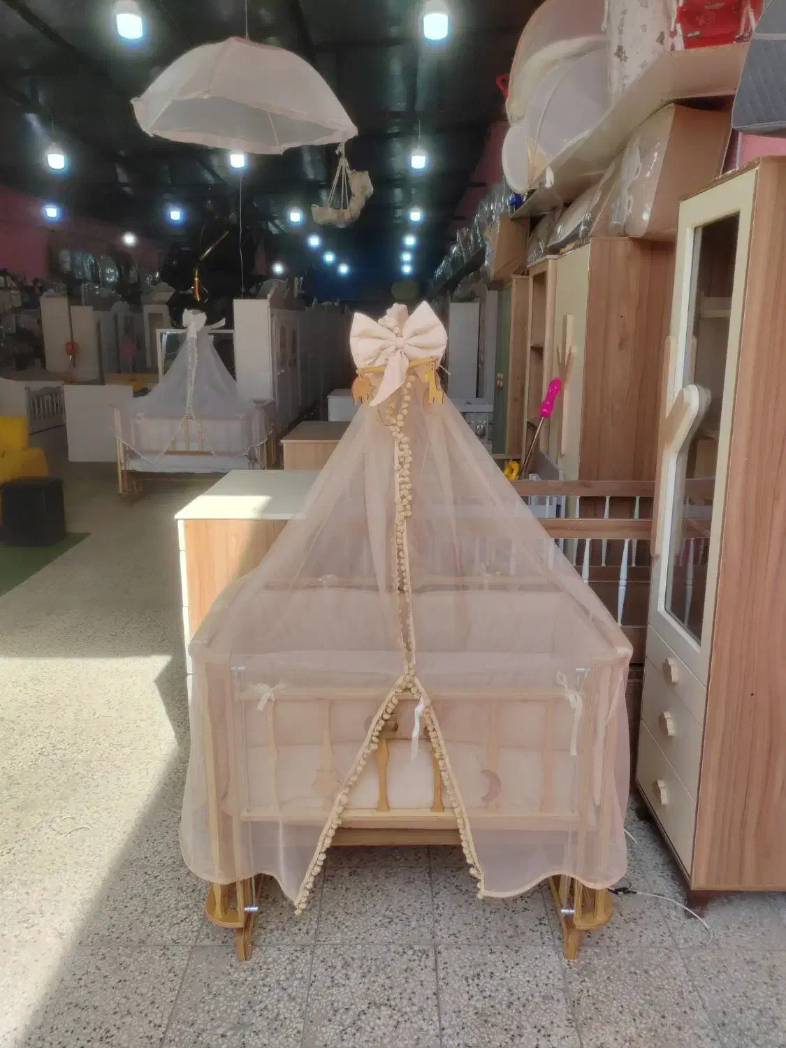 تخت کنار مادر تک نوزادی گهواره دار سیسمونی|تخت و صندلی بچه|مشهد, توس (بلوار توس)|دیوار