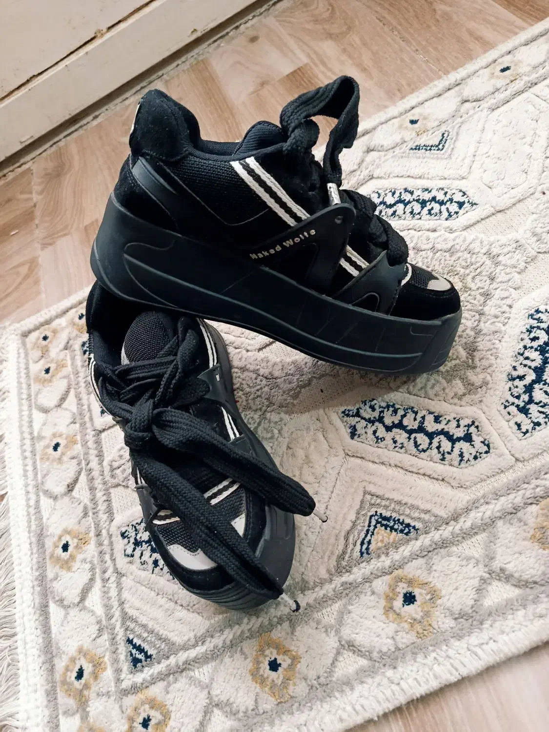 کفش|کیف، کفش، کمربند|ایوان, |دیوار