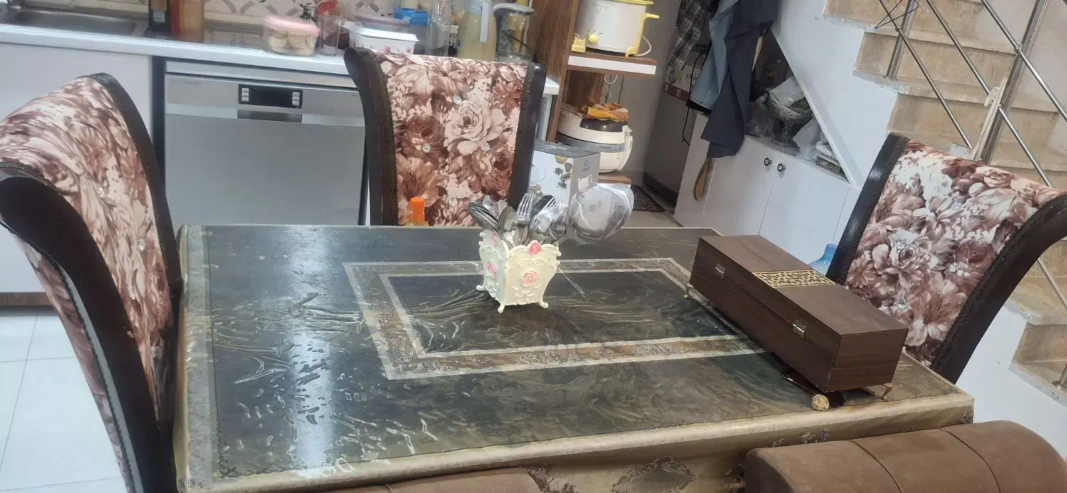 فروش میز و صندلی ناهارخوری ۴ نفره در حد نو فوری|مبلمان خانگی و میز عسلی|بوشهر, |دیوار