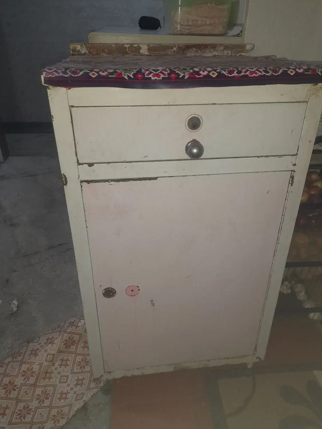 کمد قفل دار کوچک|جاکفشی، کمد، دراور|همدان, |دیوار