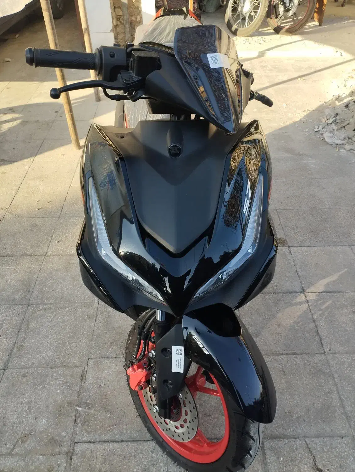 ایروکس|موتورسیکلت|قم, دروازه ری|دیوار