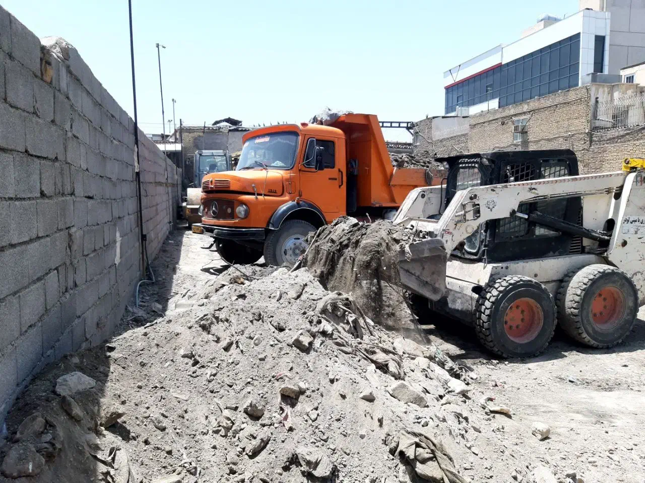 خاکبرداری با بابکت و کامیون هشتن|خدمات حمل و نقل|مشهد, آزادشهر|دیوار