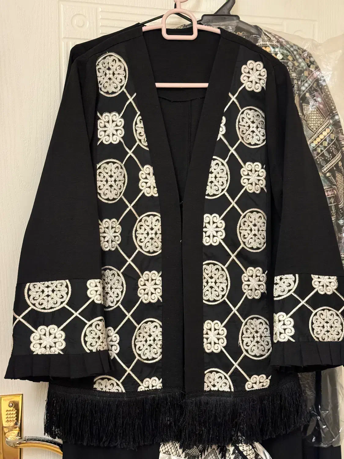 مانتو کتی|لباس|ری, سرتخت|دیوار