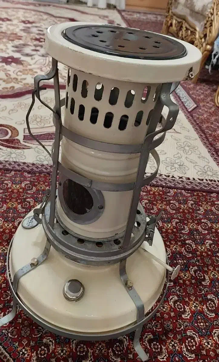 چراغ نفتی|کلکسیون اشیاء عتیقه|همدان, |دیوار