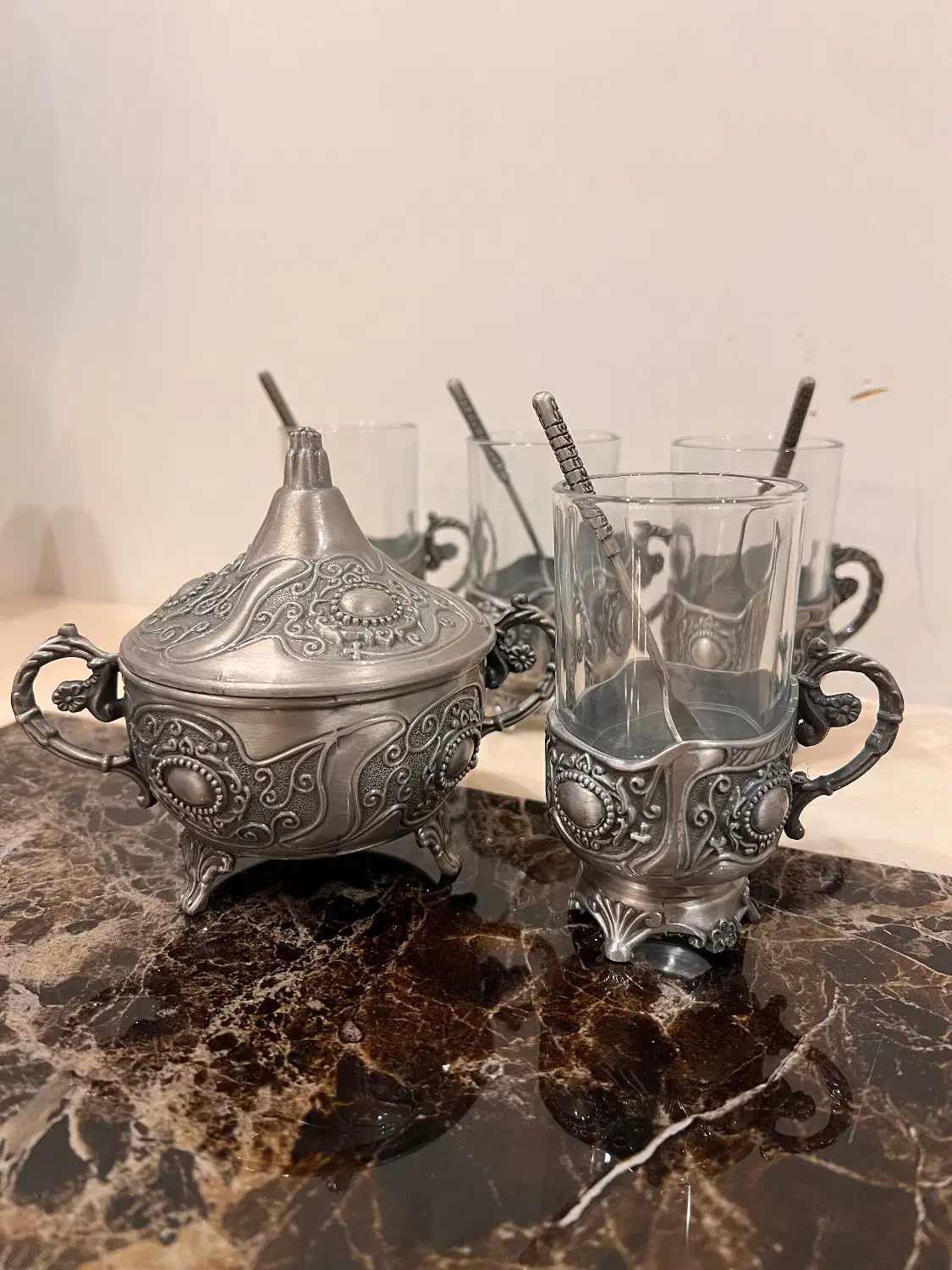 ظرف سرو پیرکس وارمردار به همراه یک دست فنجان پیوتر|ظروف سرو و پذیرایی|تهران, تهرانپارس جنوبی|دیوار