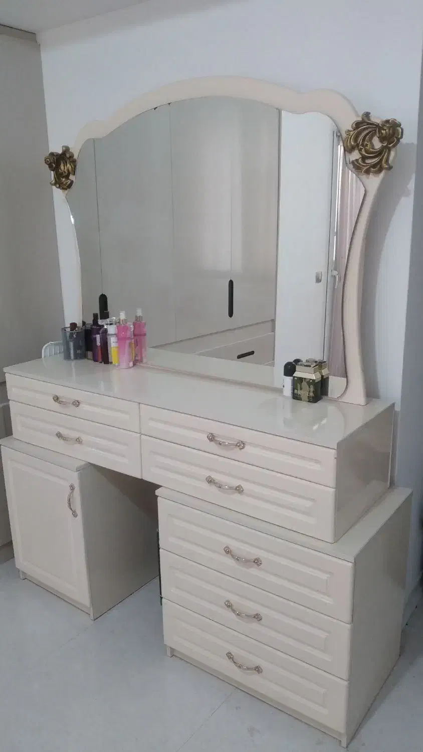 میز آرایش جنس عالی و تخت|تخت و سرویس خواب|فولادشهر, C7|دیوار