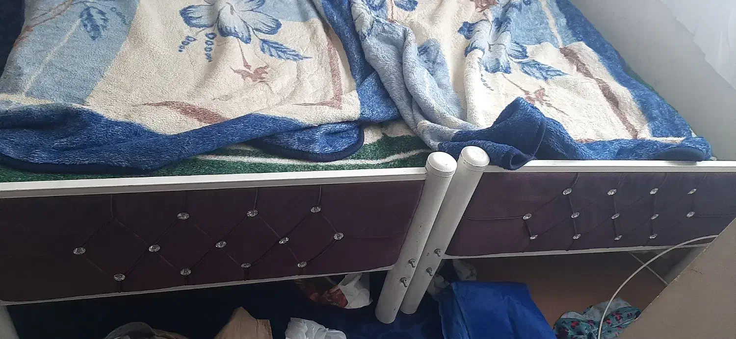 دوعدد تختخواب تک نفره فلزیم محکم سالم باتشک رویال|تخت و سرویس خواب|فردیس, فردیس|دیوار