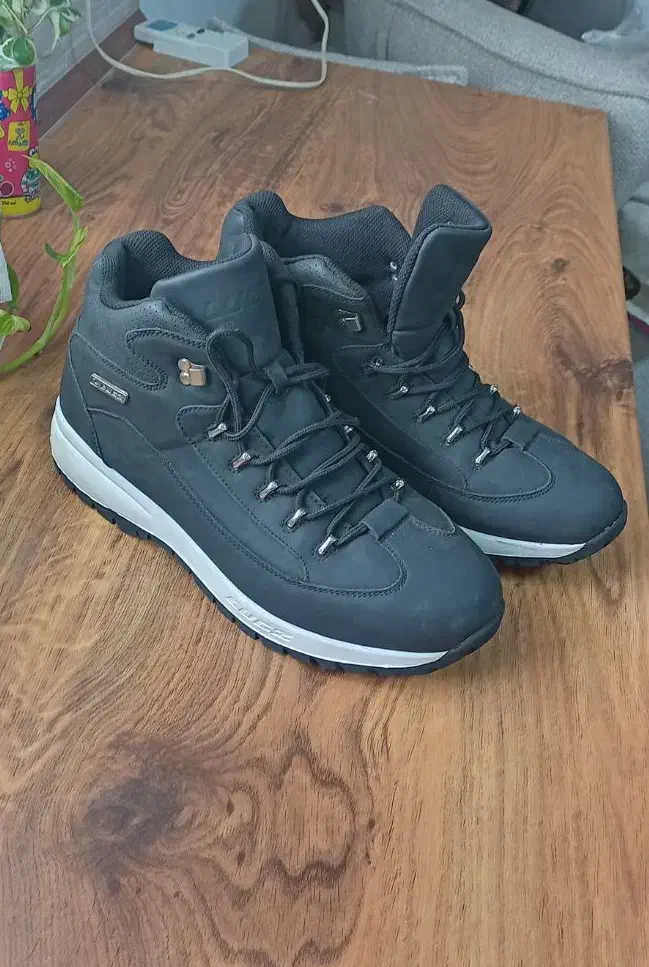 بوت مردانه LUGZ اصل، سایز 46، کم‌کارکرد|کیف، کفش، کمربند|رشت, نیروی دریایی|دیوار