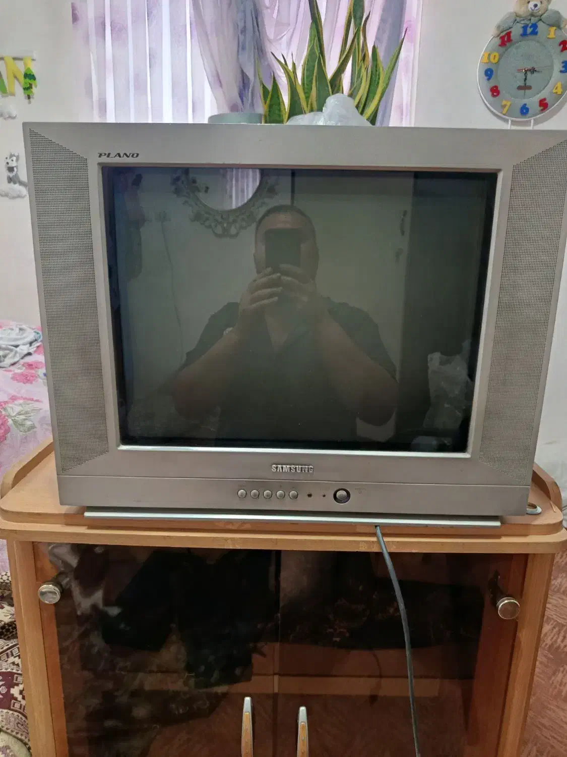 تلویزیون ۲۱ اینچ دستگاه دیجیتال و میز همه باهم|تلویزیون و پروژکتور|ملارد, |دیوار