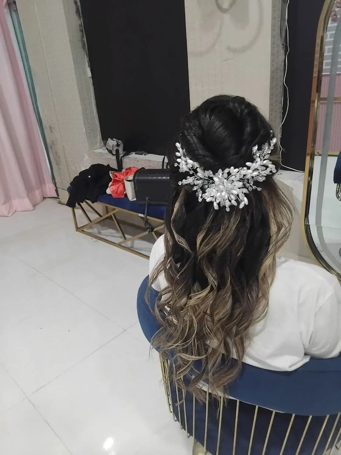 سالن فوق تخصصی نورا نفیس|خدمات آرایشگری و زیبایی|تربت جام, بیست متری منبع آب|دیوار