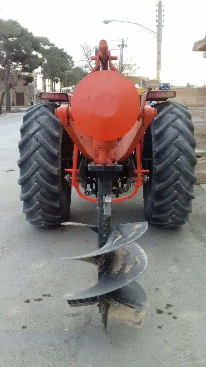 چاله کن گودبردار درخت پشت تراکتوری|خدمات باغبانی و درختکاری|خمینیشهر, |دیوار