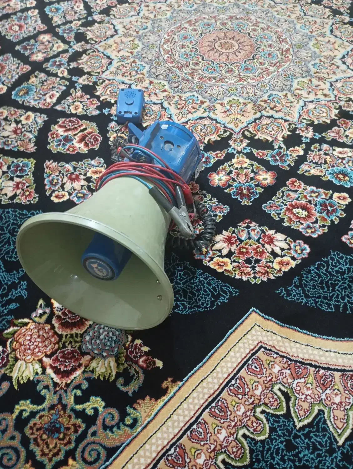 بلندگو در حد نو|صوتی و تصویری|میانه, |دیوار