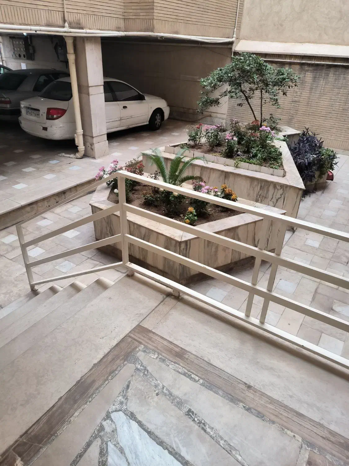 آپارتمان فلکه اول ۱۰۰ متر دو خواب طبقه اول