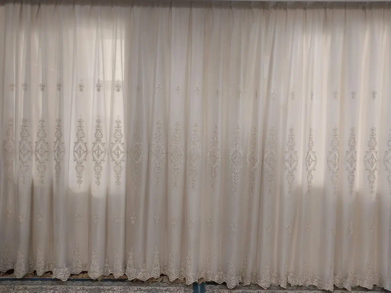 پرده سالن خور سفید طرحدار شاین دار|پرده، رانر، رومیزی|قدس, شهرقدس|دیوار