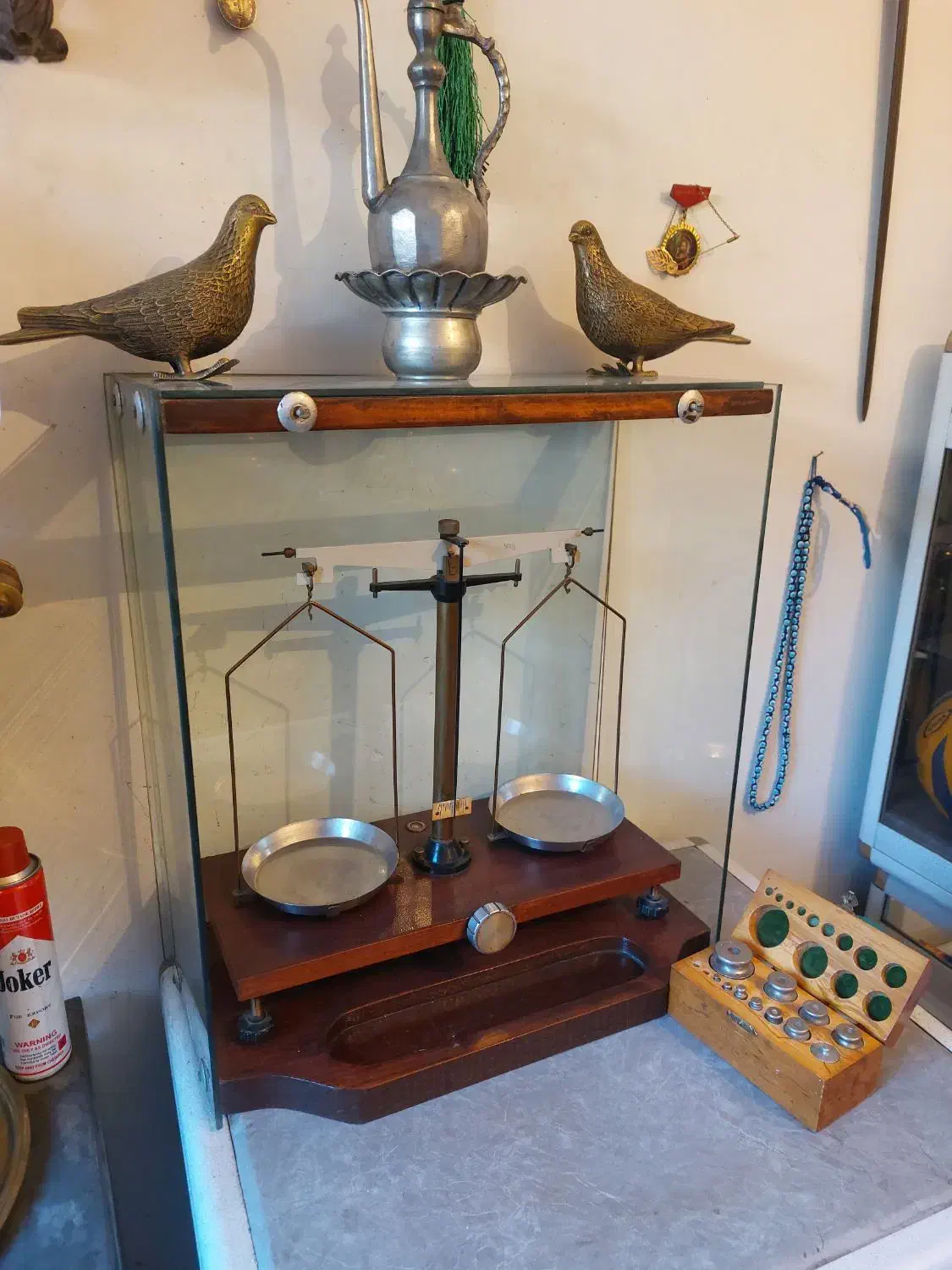 ترازوی طلای فروشی قدیمی|کلکسیون اشیاء عتیقه|میانه, |دیوار