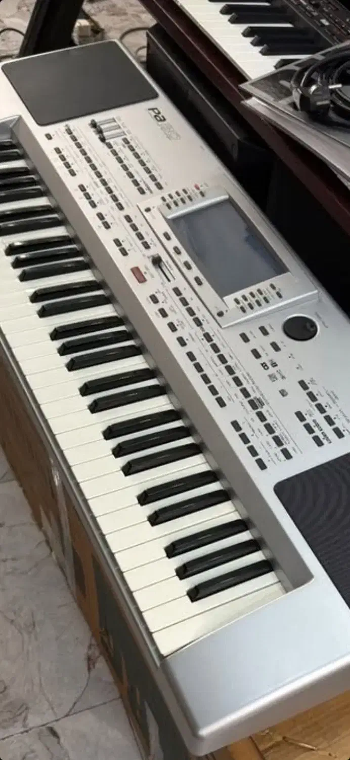 ساز ارگ.|پیانو، کیبورد، آکاردئون|رشت, پل تالشان|دیوار