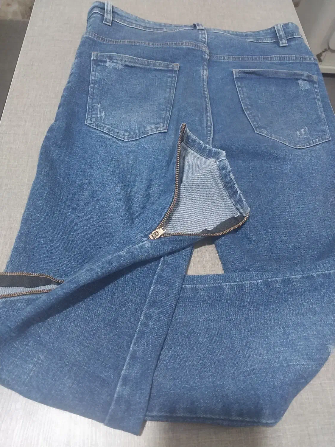 شلوار جین|لباس|شیراز, کوشک میدان|دیوار