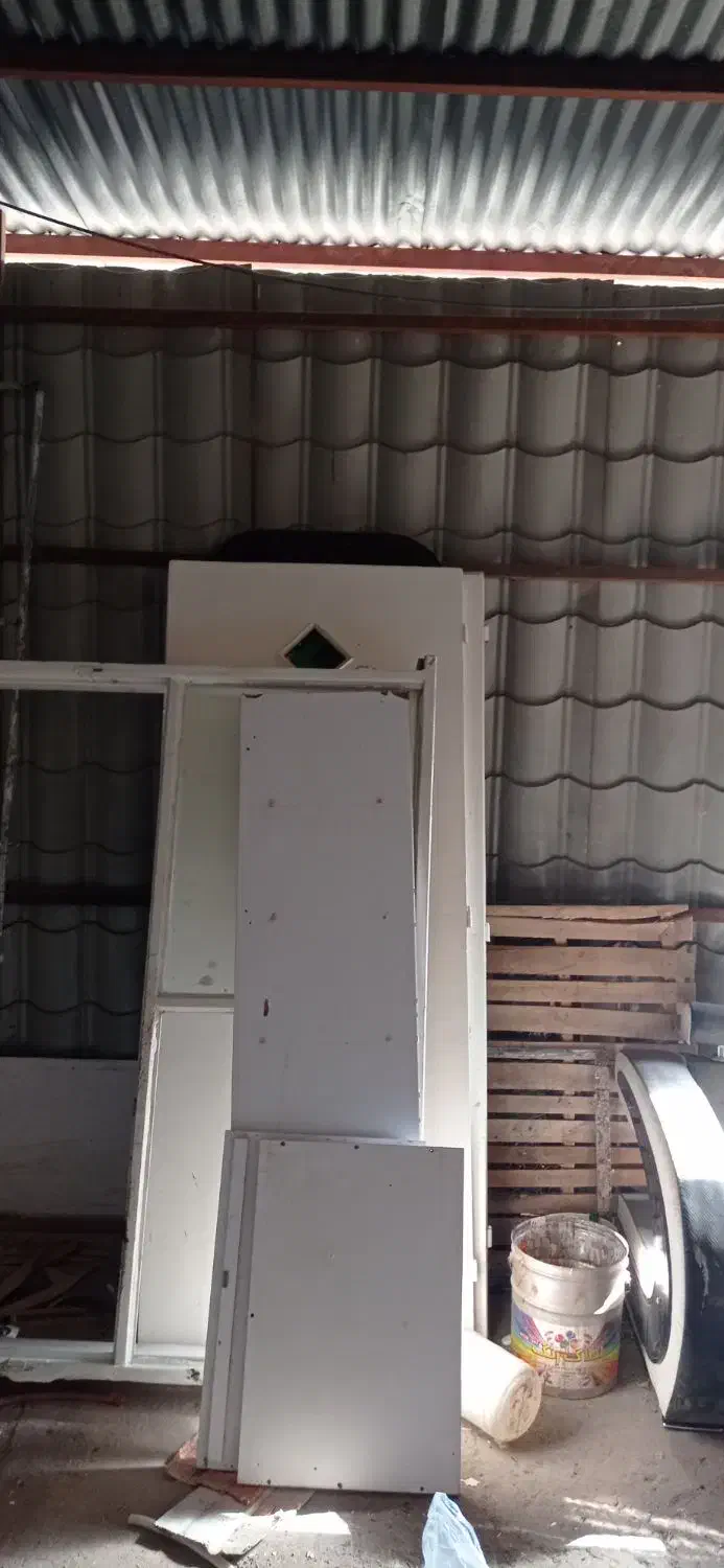 چهارچوب کف پهن و در چوبی تمیز|مصالح و تجهیزات ساختمان|قم, قلعه کامکار|دیوار