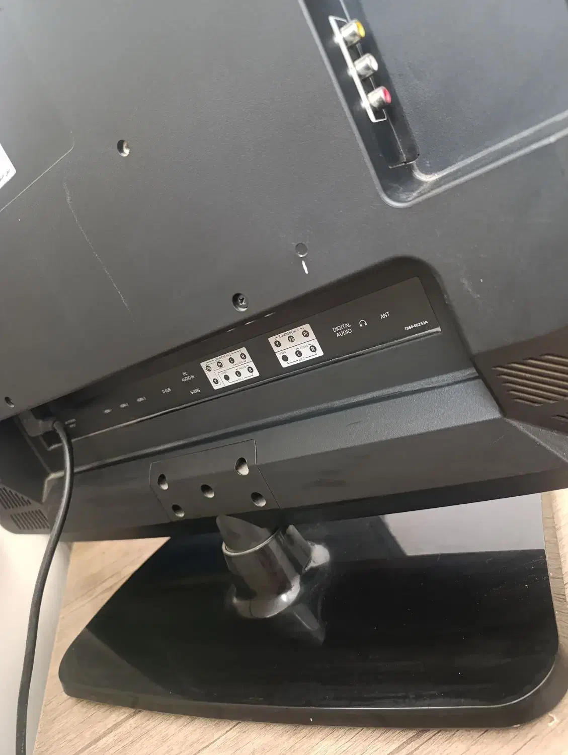 دو عدد تلویزیون|تلویزیون و پروژکتور|بیله سوار, |دیوار