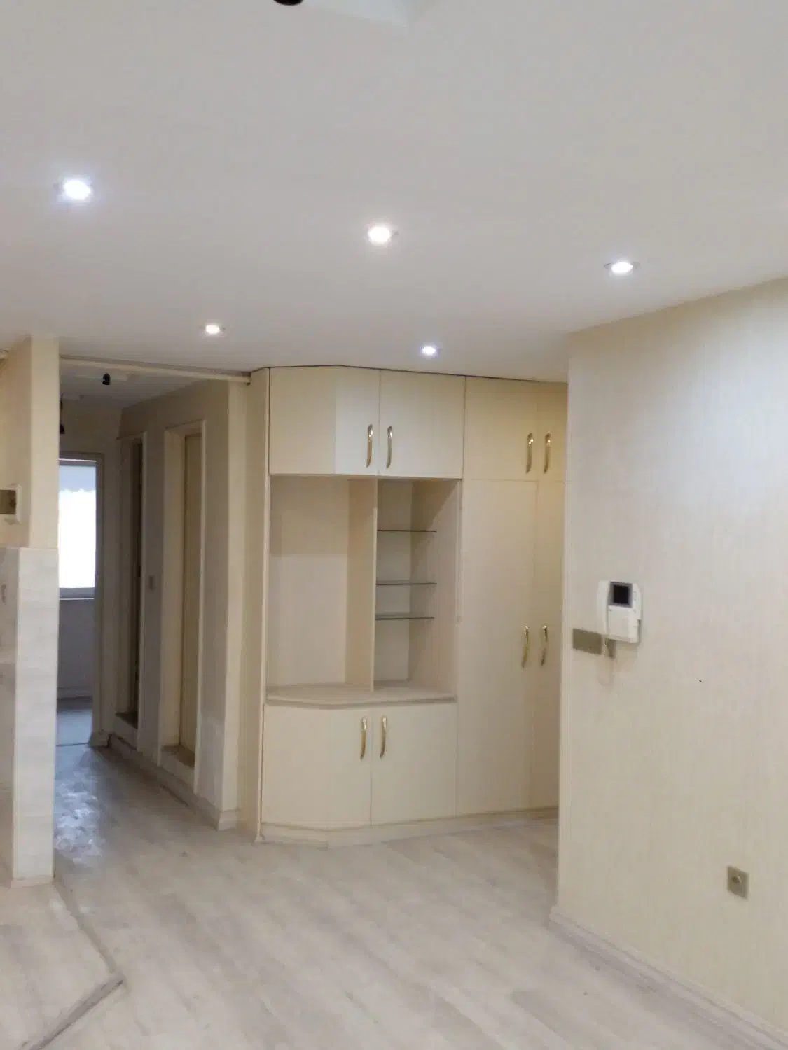 فروش واحد طبقه 3 بدون اسانسور گلسار .گلایل|فروش آپارتمان|رشت, کاکتوس|دیوار