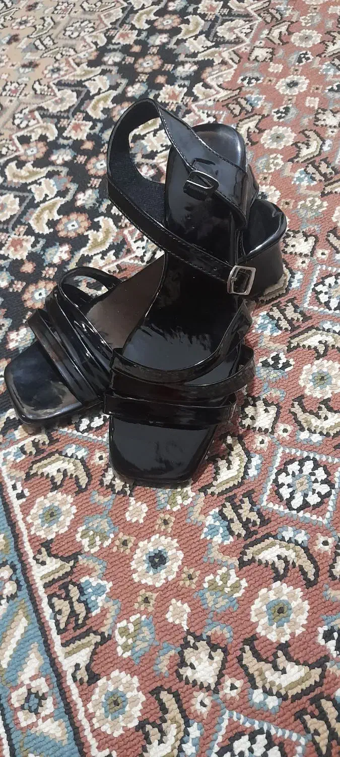 کفش|کیف، کفش، کمربند|مسجد سلیمان, |دیوار