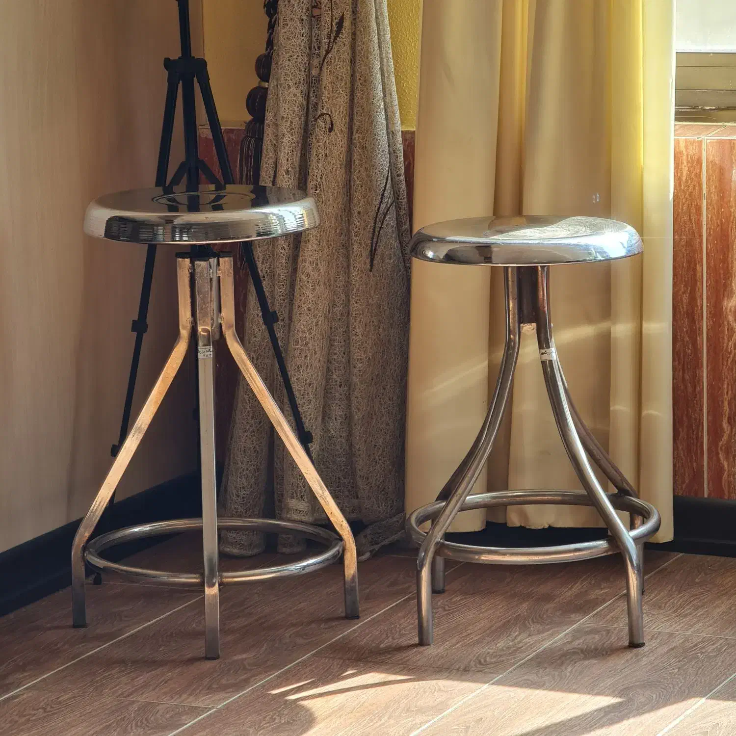 ۵ عدد صندلی ( فلزی آزمایشگاهی و چوبی )|صندلی و نیمکت|شاهینشهر, چمران|دیوار