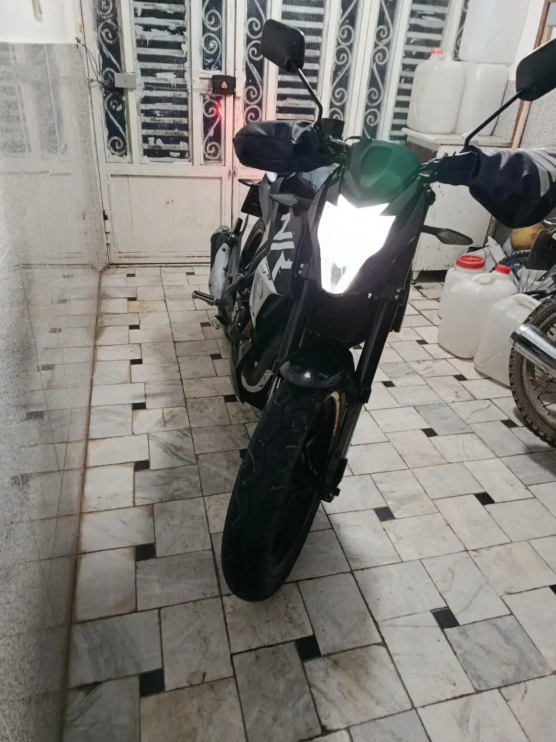 cf 150|موتورسیکلت|قم, قلعه کامکار|دیوار