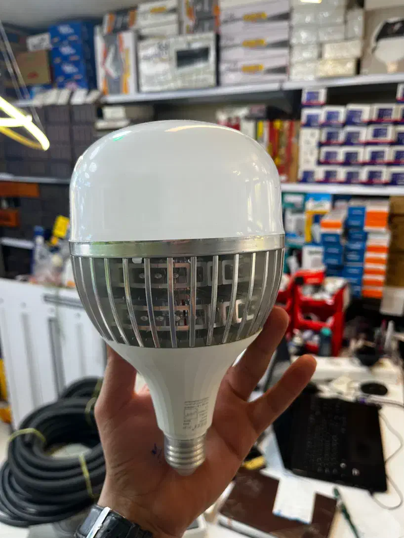 لامپ ۶۰ وات بدنه آلومینیومی گارانتی / برق اقایی|لامپ و چراغ|اصفهان, فروردین|دیوار