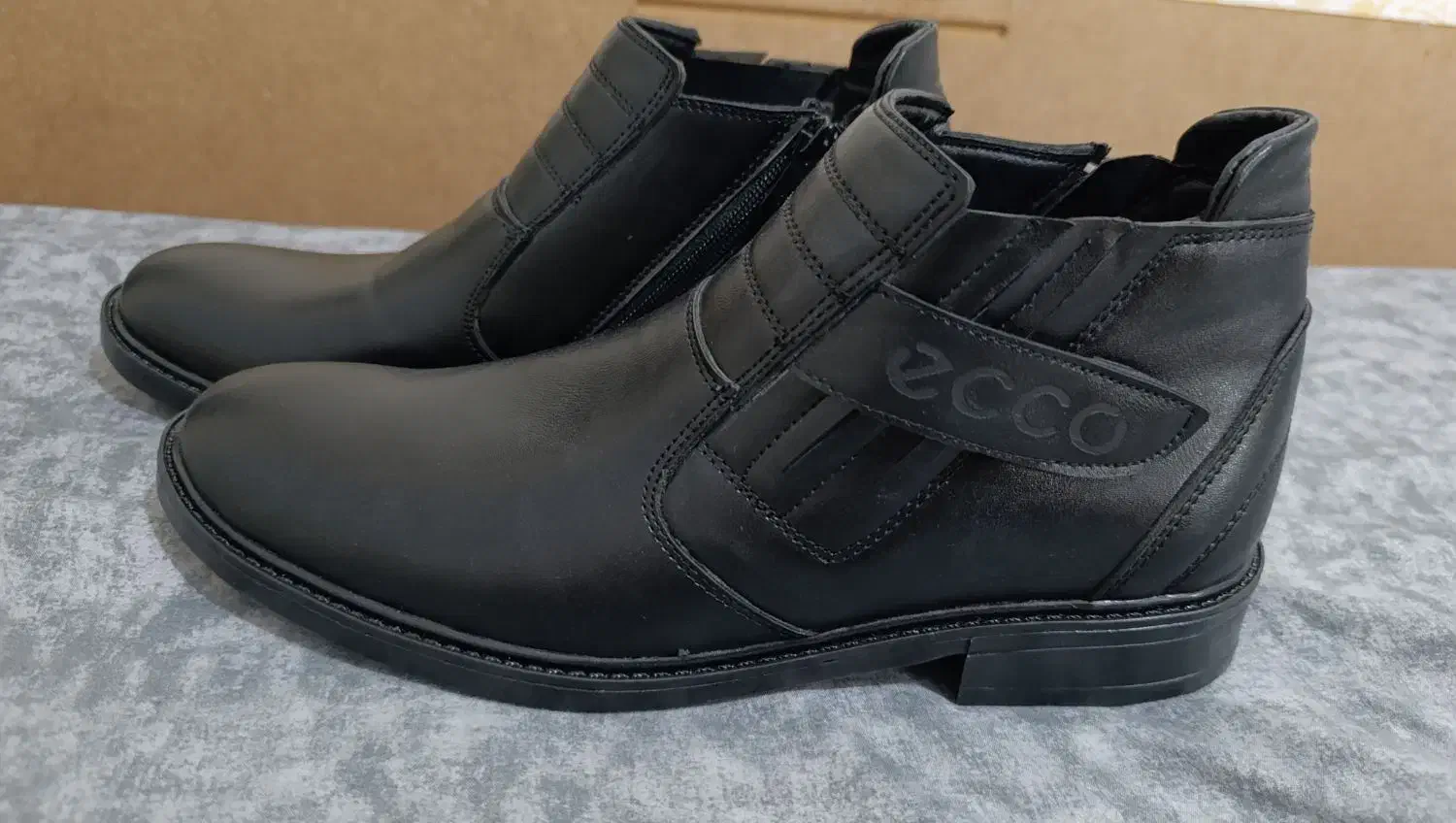 کفش|کیف، کفش، کمربند|قم, بنیاد|دیوار