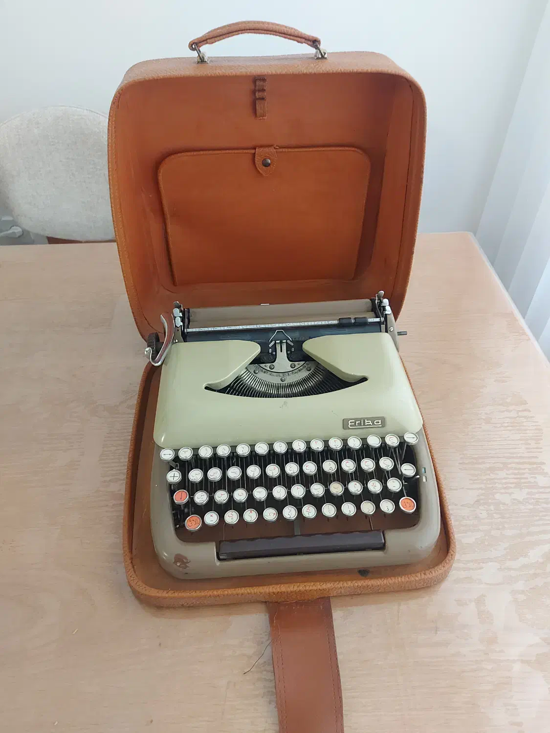 ماشین تایپ اریکا فارسی نویس آنتیک آلمانی|کلکسیون اشیاء عتیقه|سنندج, |دیوار