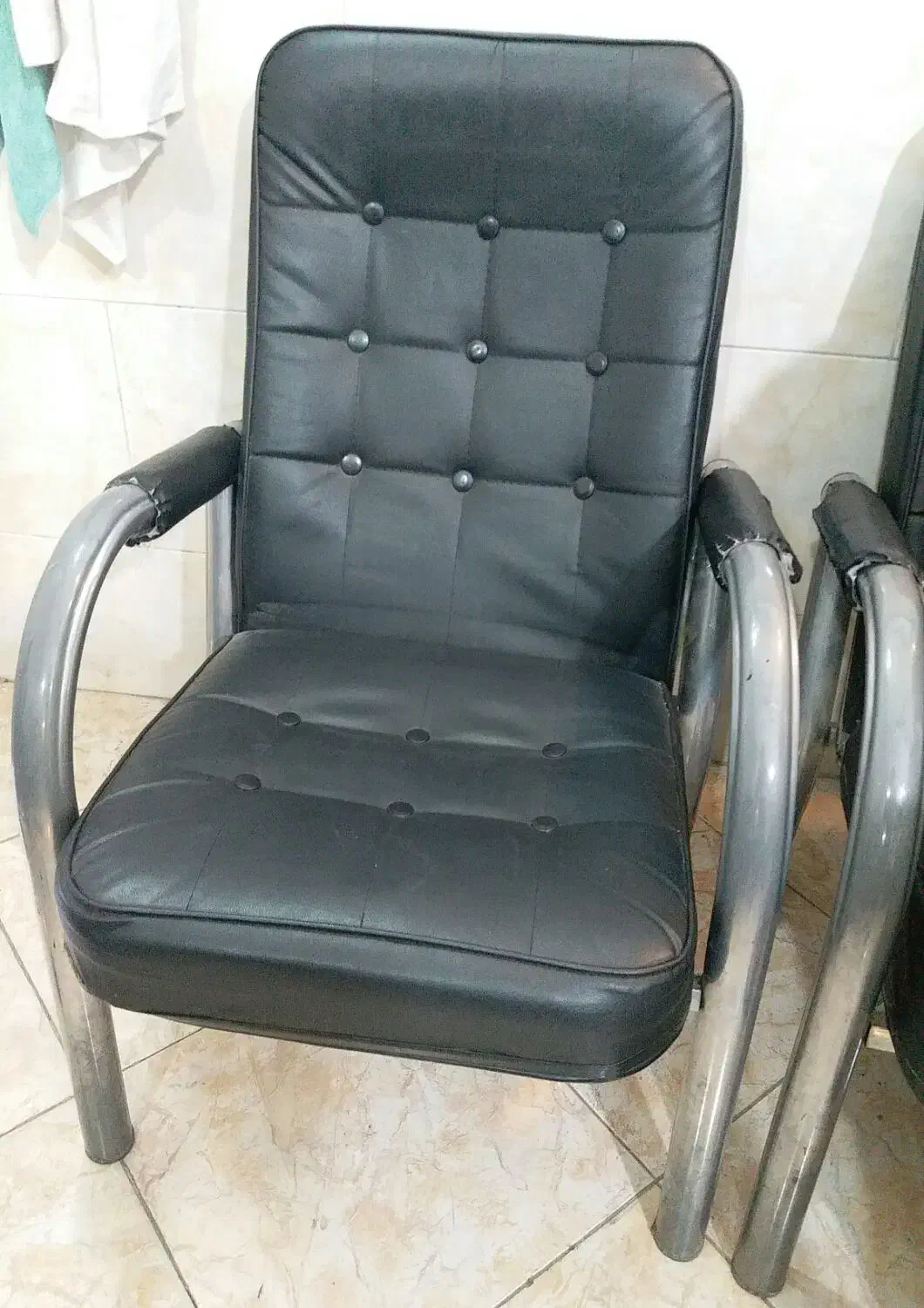 آینه و صندلی|آینه|قدس, شهر‌قدس|دیوار