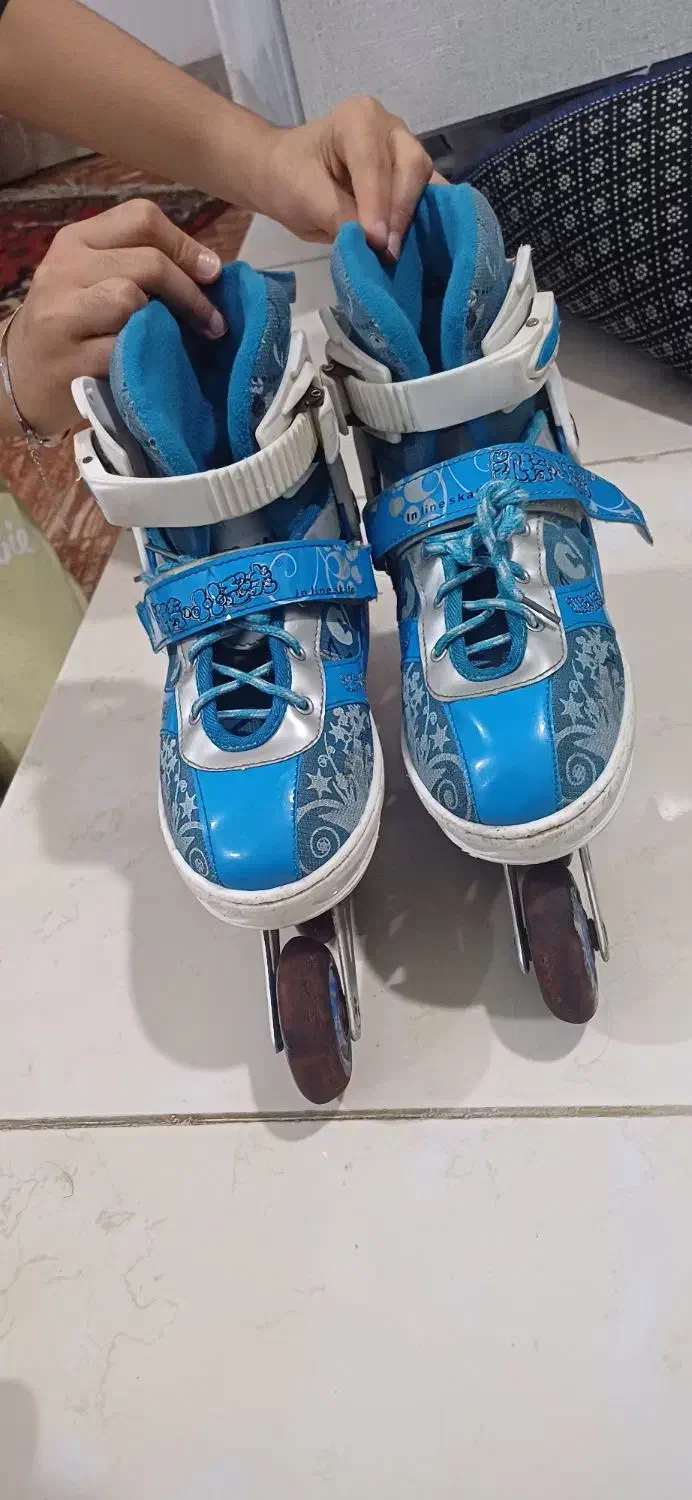 اسکیت کفشی تمام ژله تمام لاستیک هاش چراغ میزنه|دوچرخه، اسکیت، اسکوتر|محمدشهر, کوی بهار|دیوار