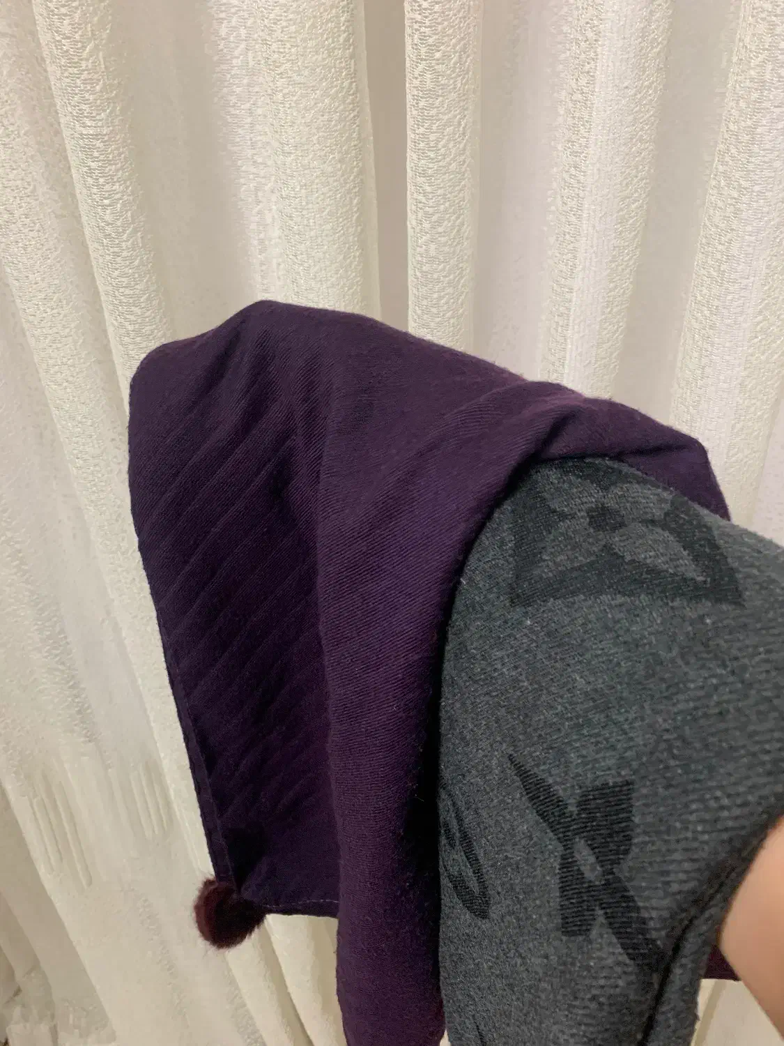 دو عدد شال|لباس|مشهد, تربیت (صدف)|دیوار