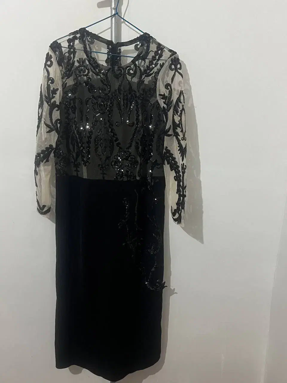 لباس مشکی|لباس|سلماس, |دیوار