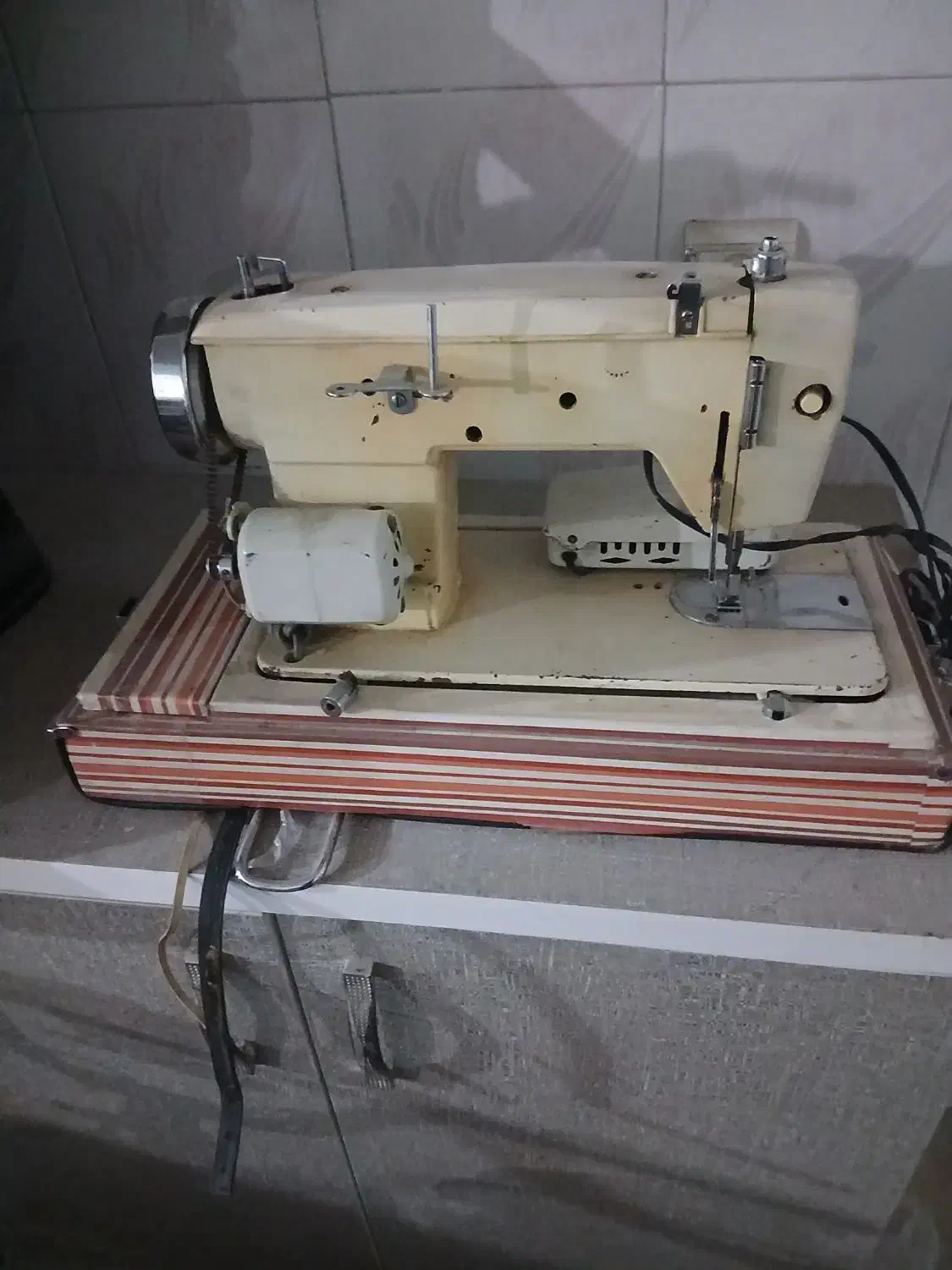 دوعدد چرخ خیاطی|چرخ خیاطی و ریسندگی|مشکیندشت, |دیوار