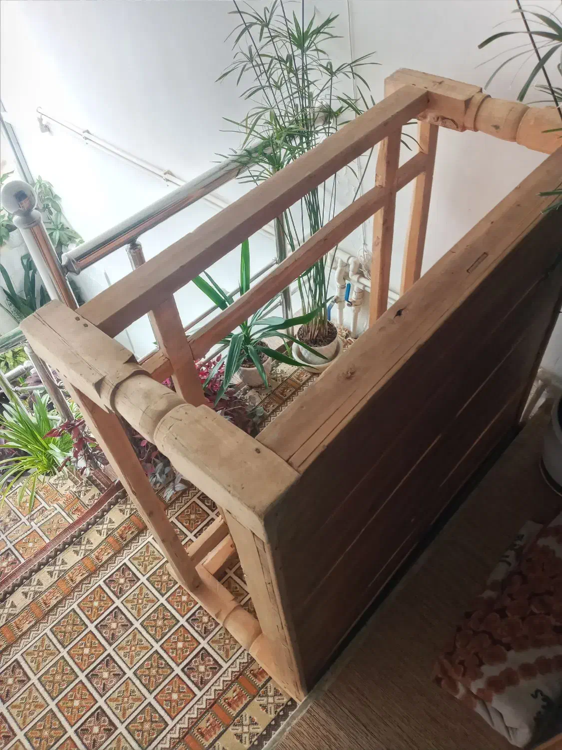 کرسی چوبی و گلیم و جاجیم|فرش|کرمانشاه, |دیوار