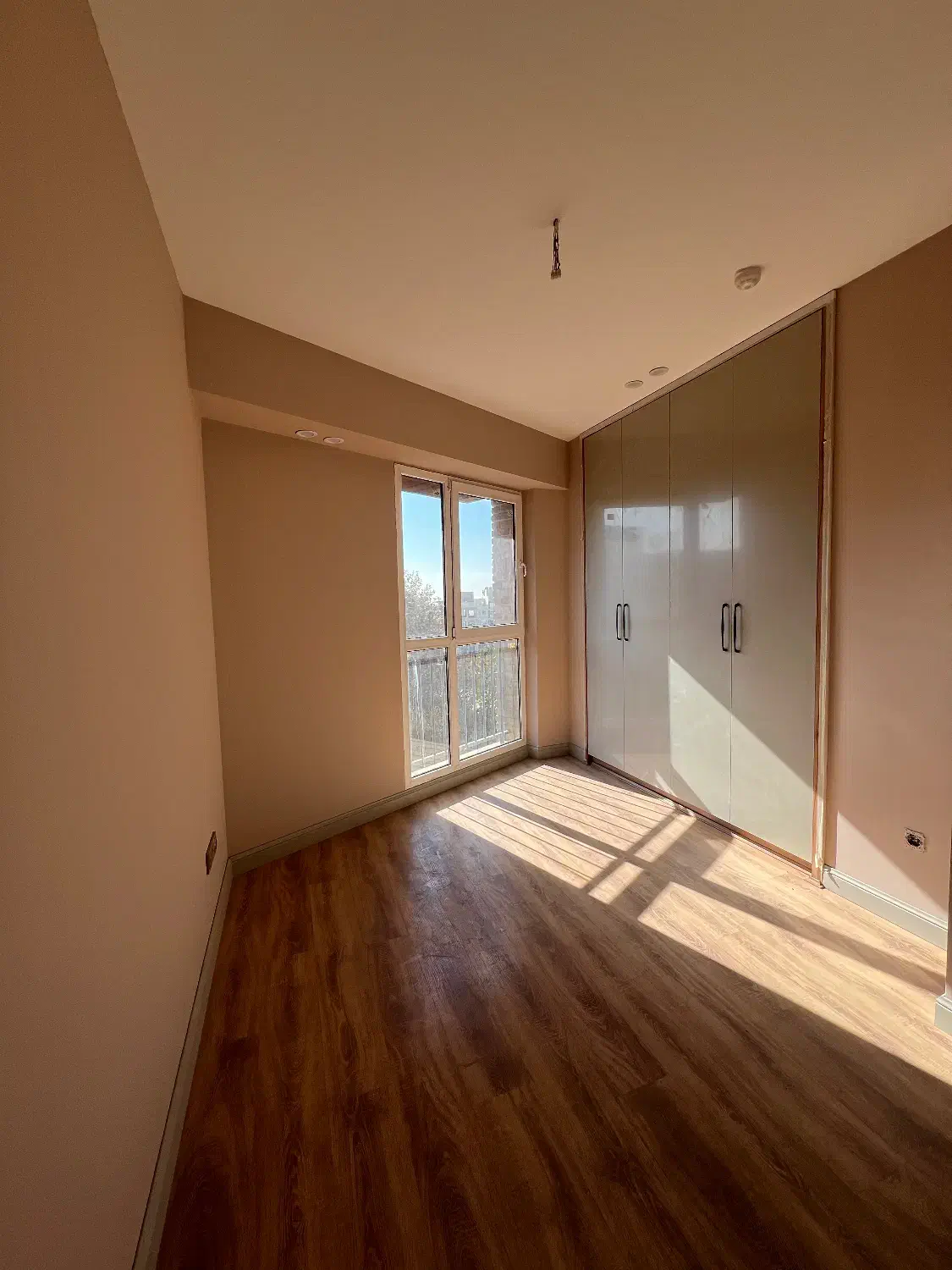 ۱۰۵ متر۲ خواب نوساز فرعی بلوار کاوه ورودی لابی