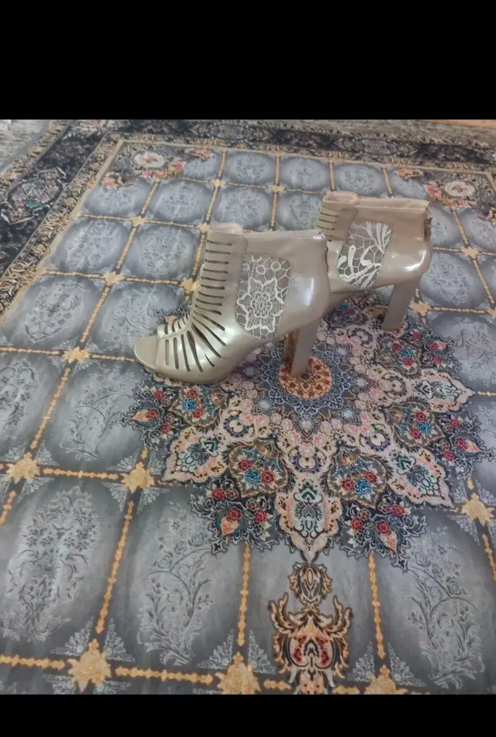 کفش صندل|کیف، کفش، کمربند|مسجد سلیمان, |دیوار