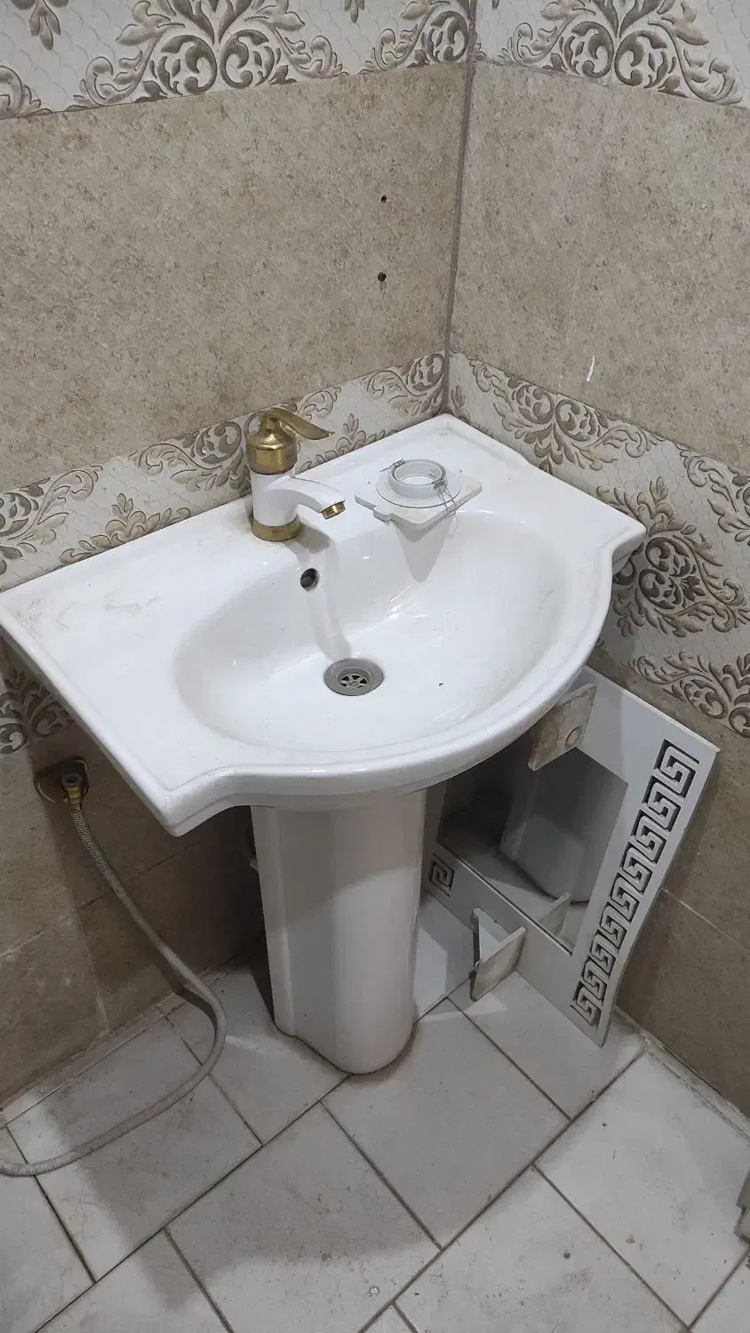 سنگ روشویی و درب چوبی اتاق|لوازم سرویس بهداشتی|مشکین‌دشت, |دیوار