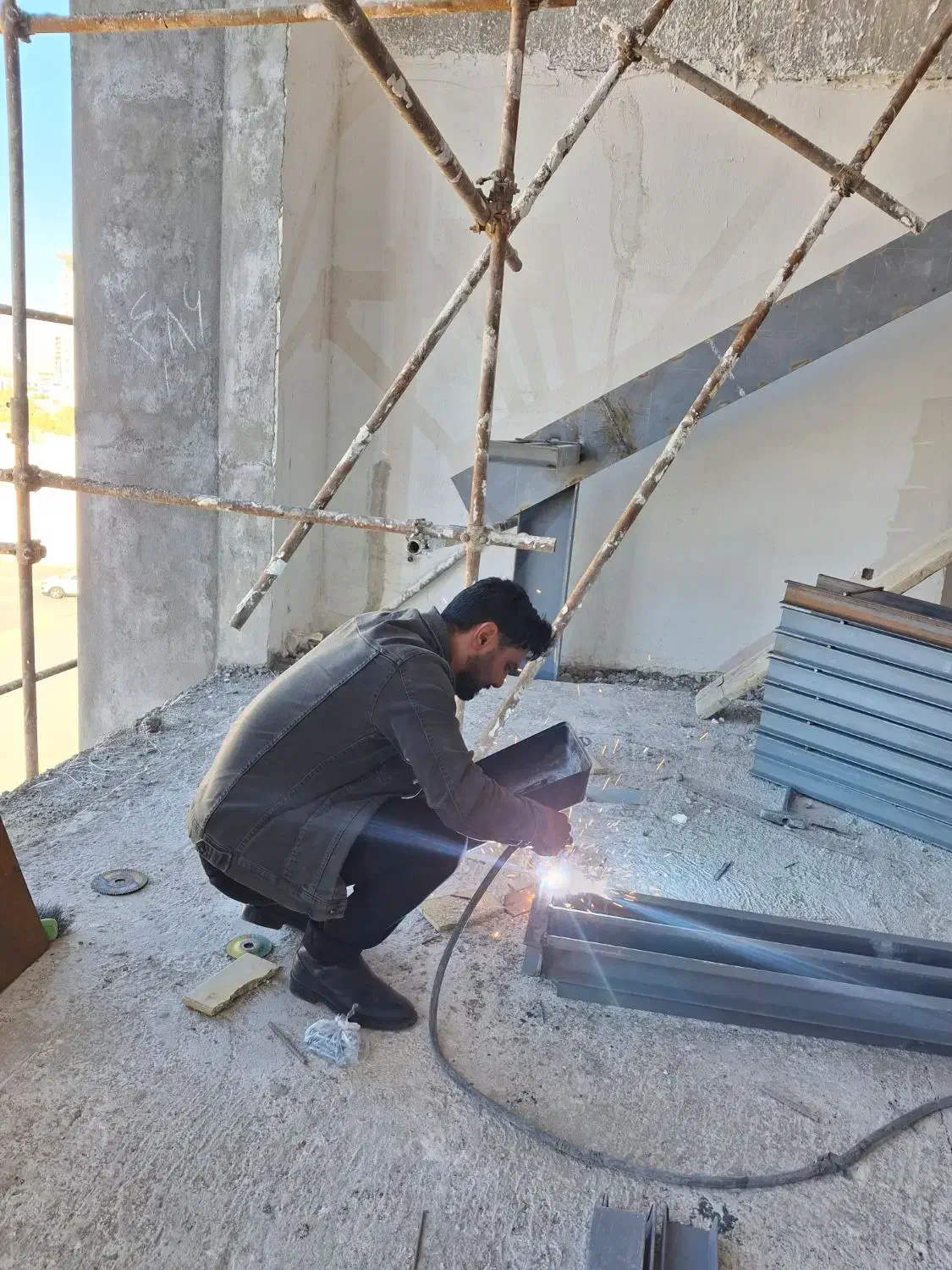 جوشکاری برش کاری آهن کشی آلاچیق پله و خورده کاری|خدمات پیشه و مهارت|کیش, |دیوار