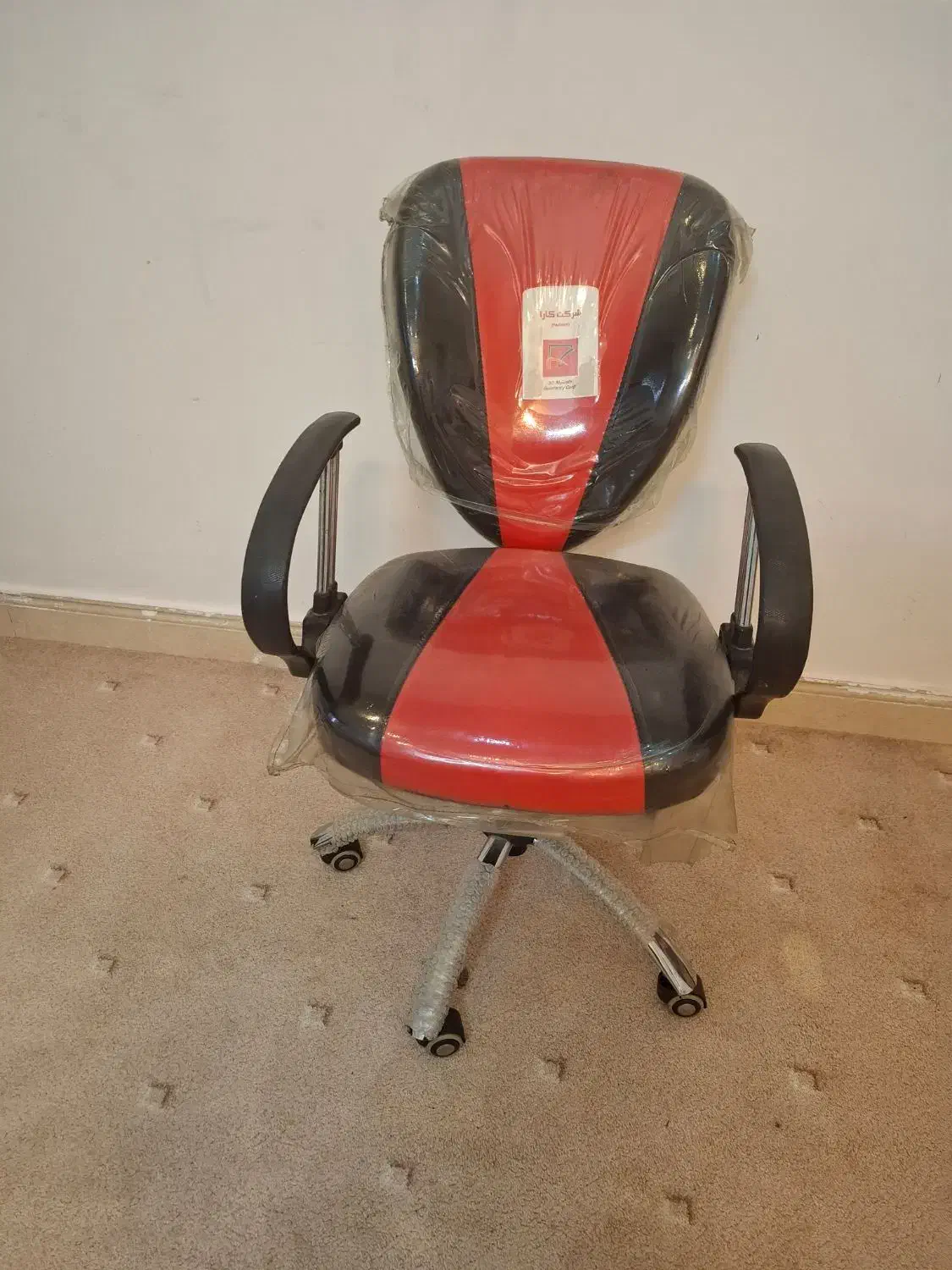 صندلی گردان نو|صندلی و نیمکت|فولادشهر, B4|دیوار