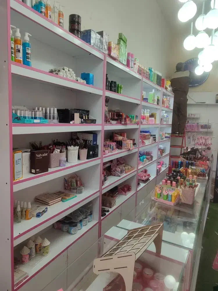 فروش ویترین ک تمام لوازم ارایشی بهداشتی در حد نو|فروشگاه و مغازه|قرچک, مهدیه|دیوار