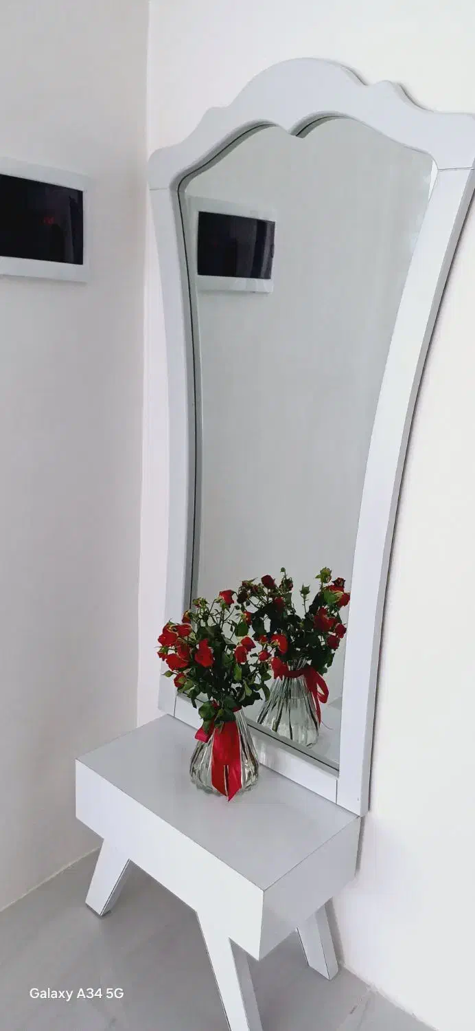 میز و آینه|بوفه، ویترین، کنسول|صحنه, |دیوار