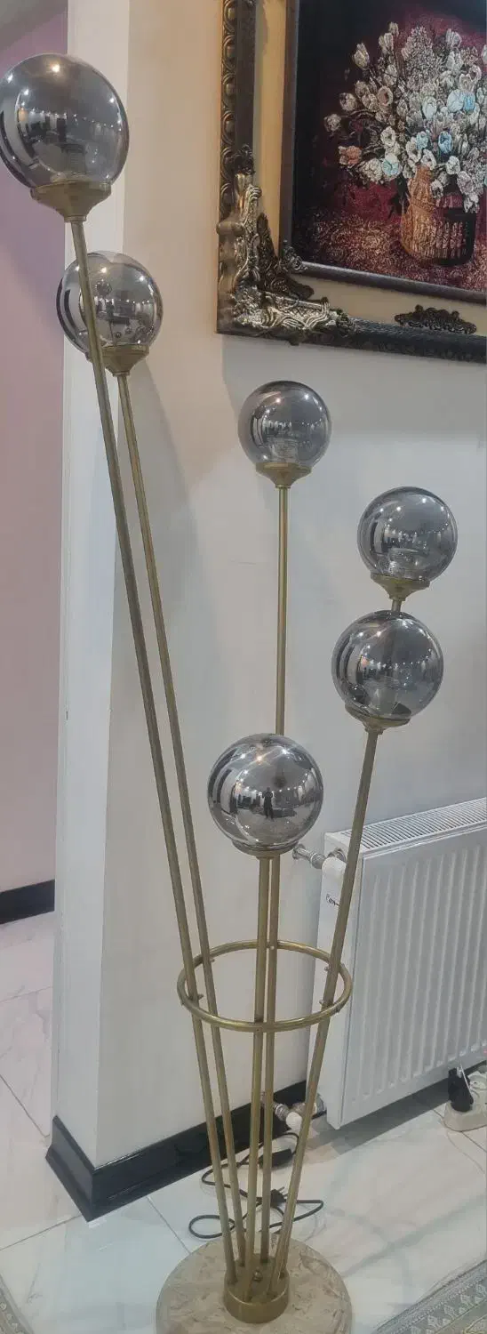 آباژور  کنار سالنی ایستاده فلزی|چراغ خواب و آباژور|هشتگرد, شهرک ولیعصر (مصلی)|دیوار