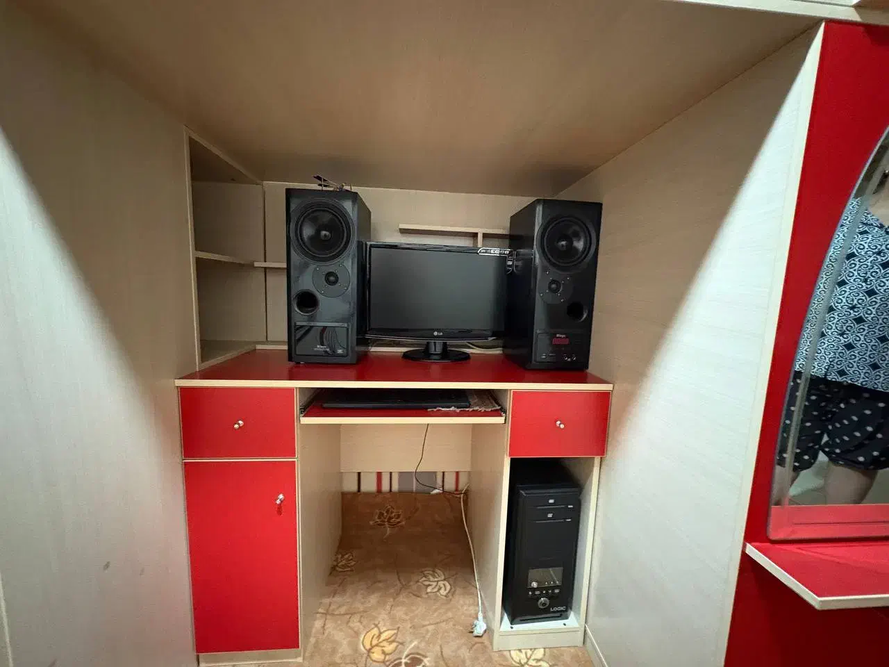 تخت و کمد|تخت و سرویس خواب|ری, جوانمرد قصاب|دیوار