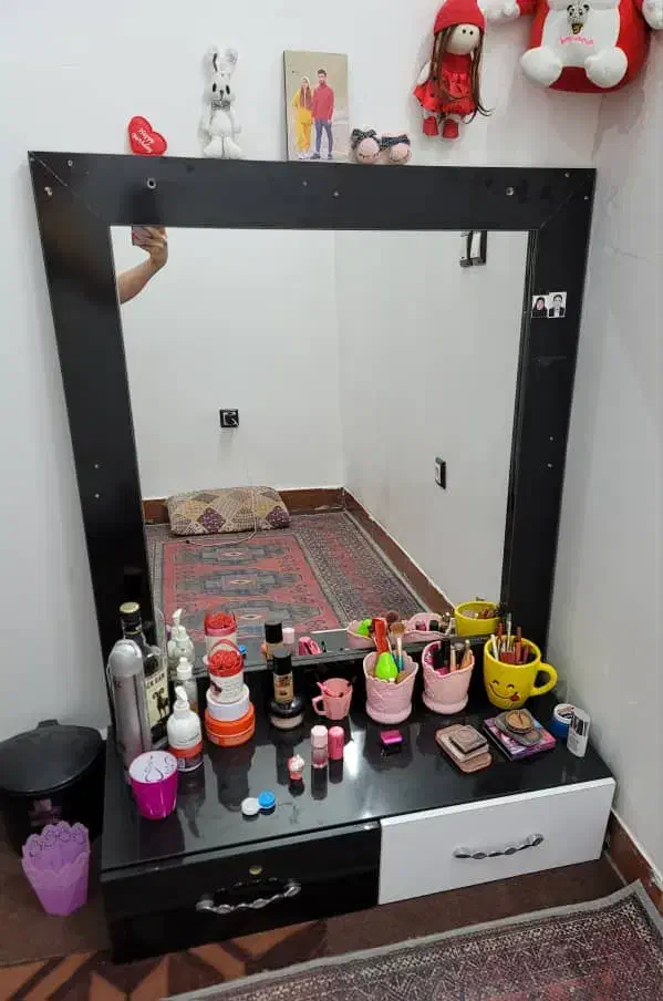 آینه ارایشی و دوعدد کشو|آرایشگاه و سالنهای زیبایی|کازرون, |دیوار