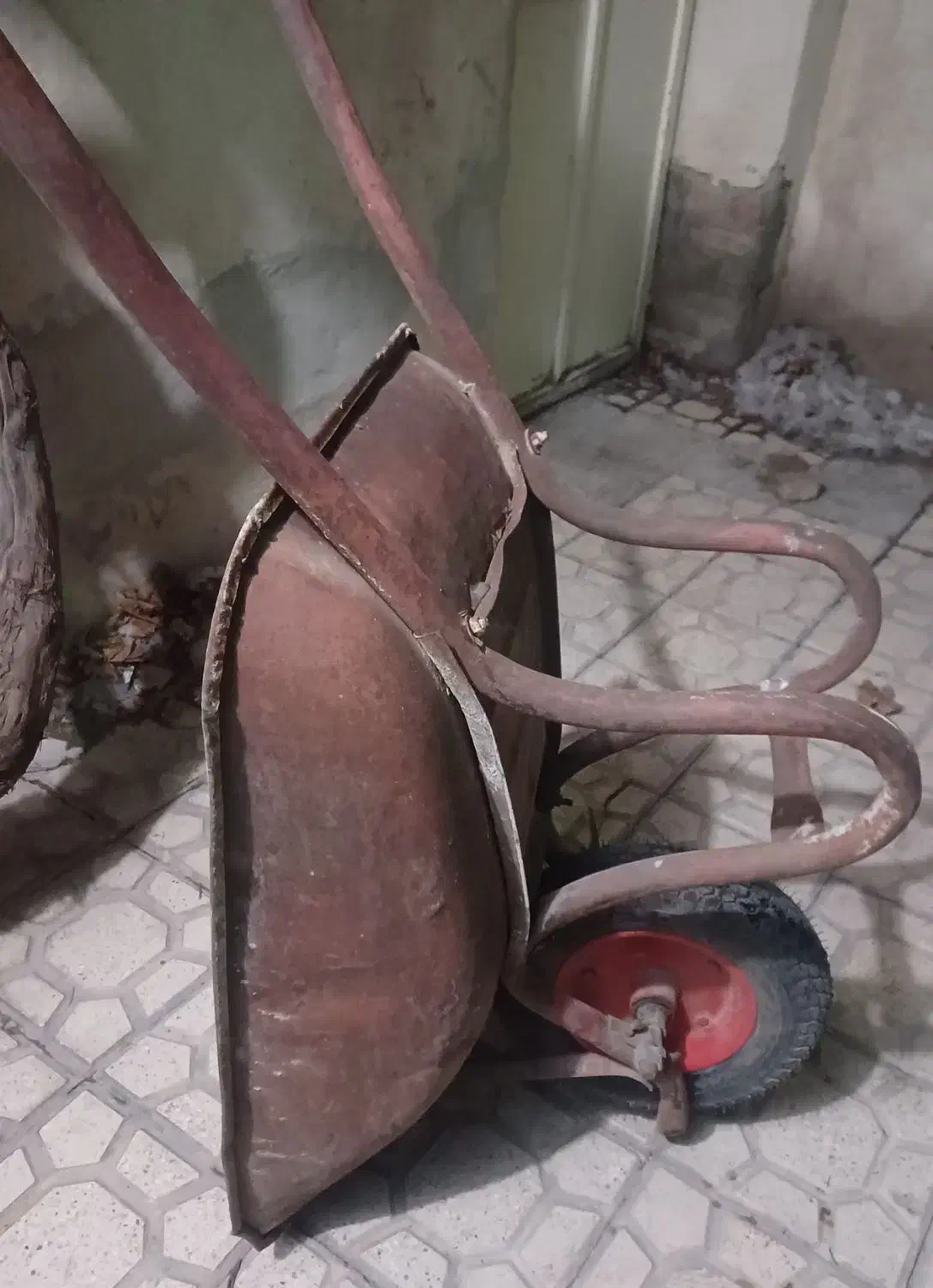 فرقون سالم|کالسکه و لوازم جانبی|بومهن, |دیوار