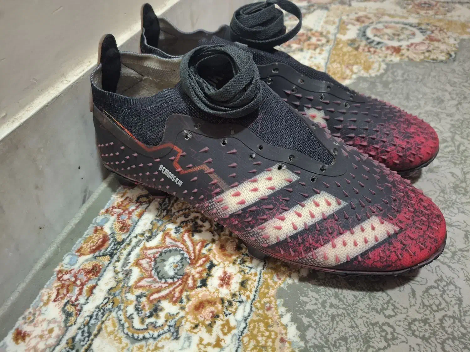 کفش فوتبال|کیف، کفش، کمربند|اندیشه, اندیشه فاز ۳|دیوار