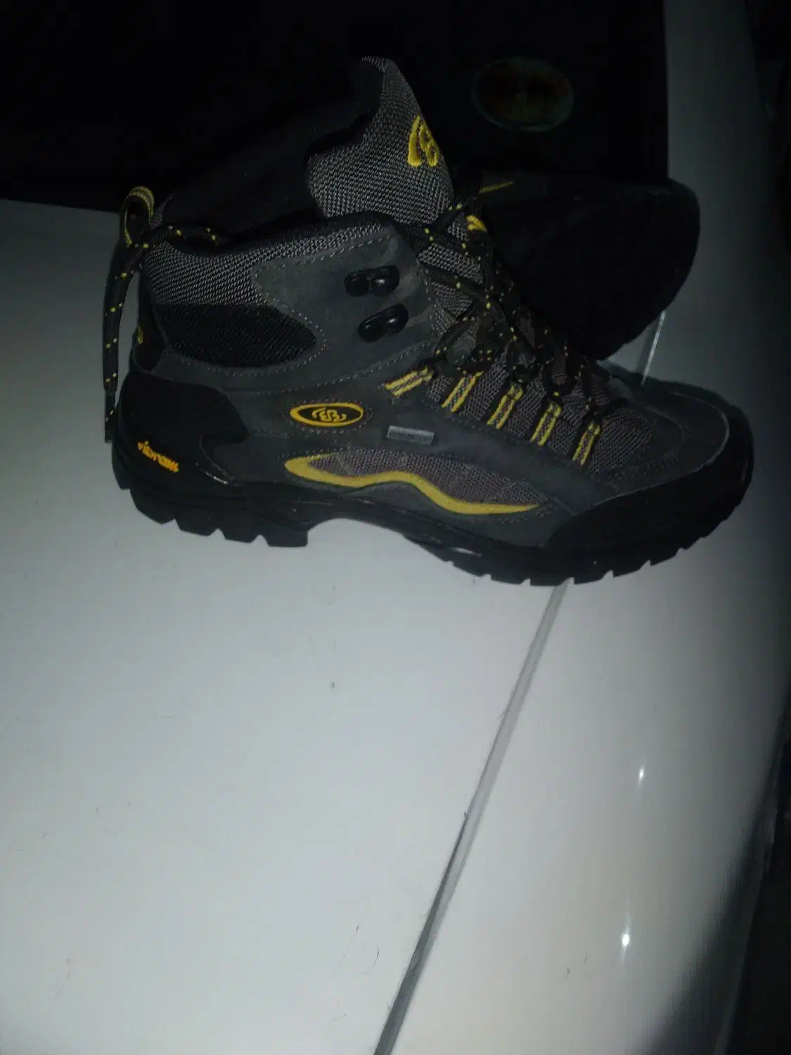 پوتین اصل سایز ۴۱ بزرگ قالب به ۴۲ هم میخوره|کیف، کفش، کمربند|ارومیه, |دیوار